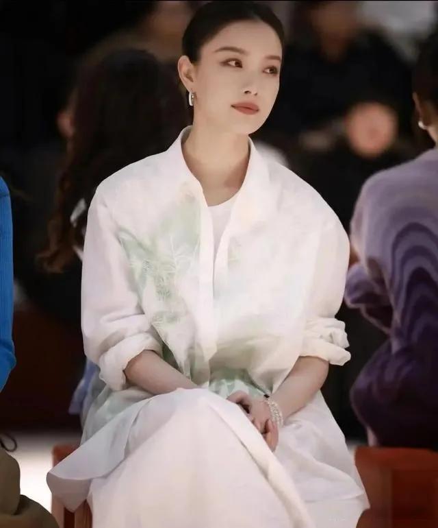 大家有没有发现她越来越像一个人了呢？

在众多女明星里面，她虽然不是最美的那个，