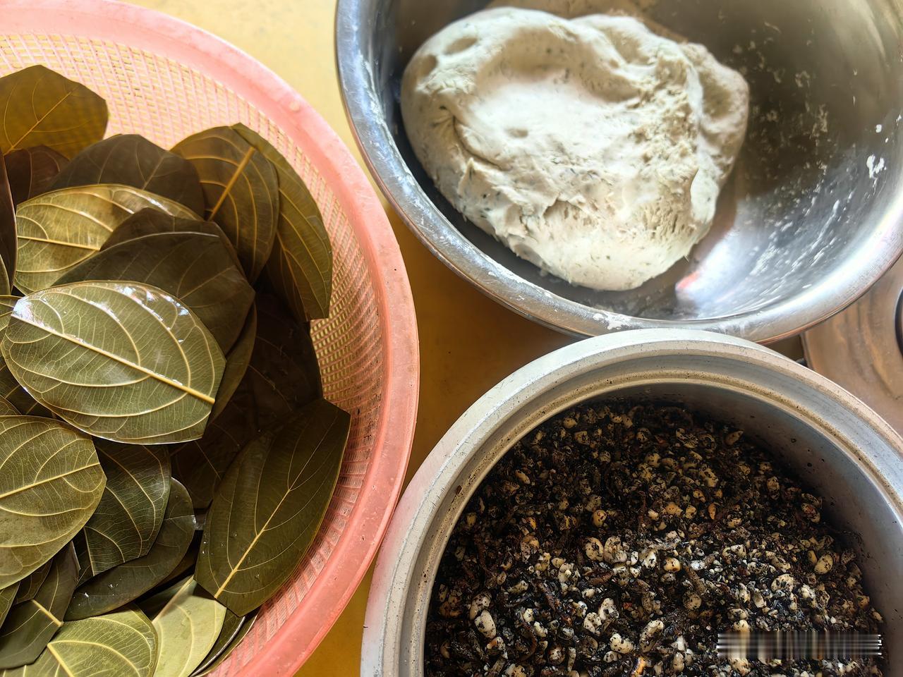 这是新年新尝试。
清晨采摘的叶子，被仔细洗净晾干；糯米团揉得软乎乎的，像把整个春