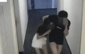 偷回3000元嫖资，

掏出电棒逼人闭嘴，

法院判抢劫罪。

这事听着离谱，但