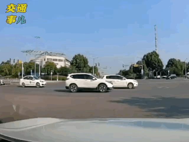 这就是极其不负责任的家长，带着孩子闯红灯横穿马路，带着孩子一起遭罪。