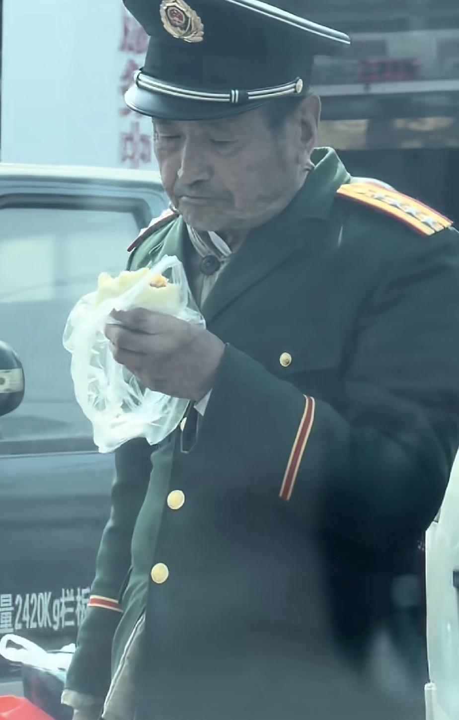 这是一位退休的武警大校吧！

从他的军装我们看出来，是穿的87式武警大校军装，8