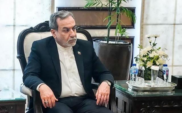 伊朗外长亲口承认：只差一步就谈成！美方变卦搞封锁。日前伊朗外长阿拉格齐发文透露，