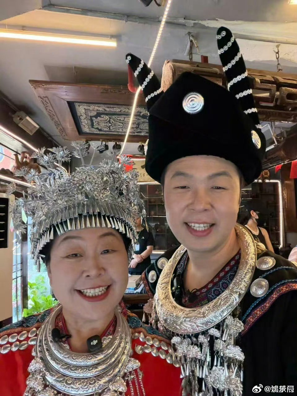 沈梦辰晒出搞怪合照在线寻人，两张脸高度重合，大家快帮梦辰找出海涛沈梦辰 到底哪个