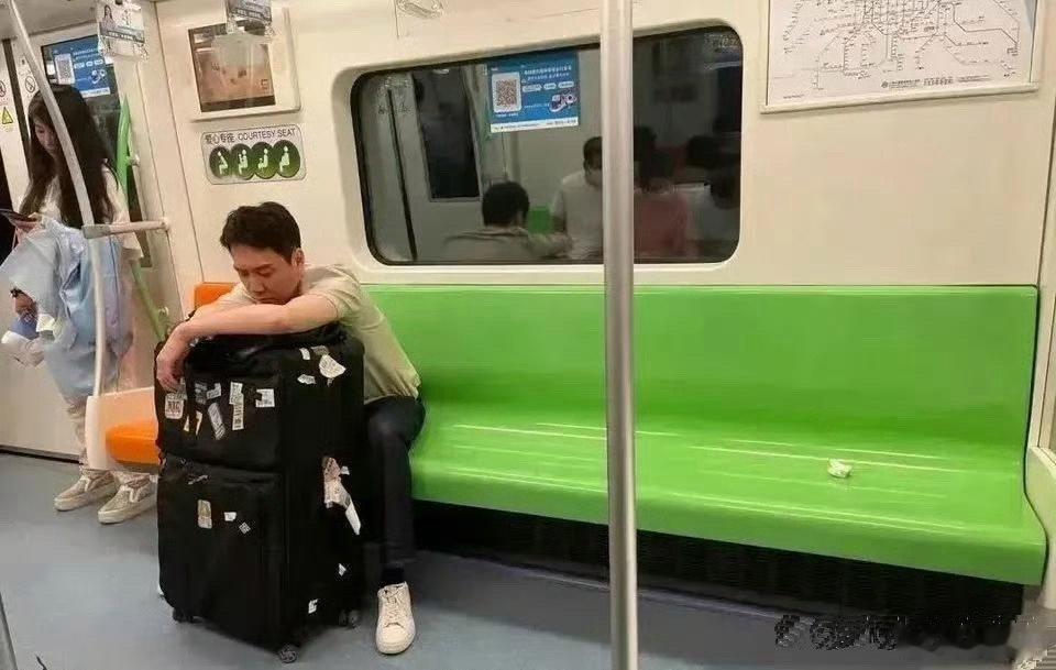冯绍峰太接地气了，坐姿和护密码箱的样子跟普通人没啥两样 ​​​