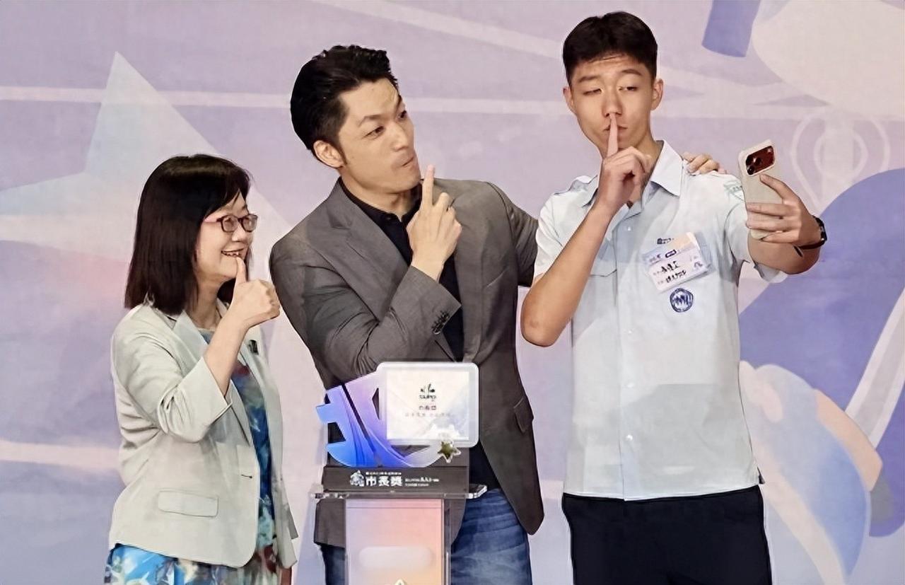 认输都不行！主动放弃公费补助依旧被追打，蒋万安这次算是见识绿营手段

蒋万安的大
