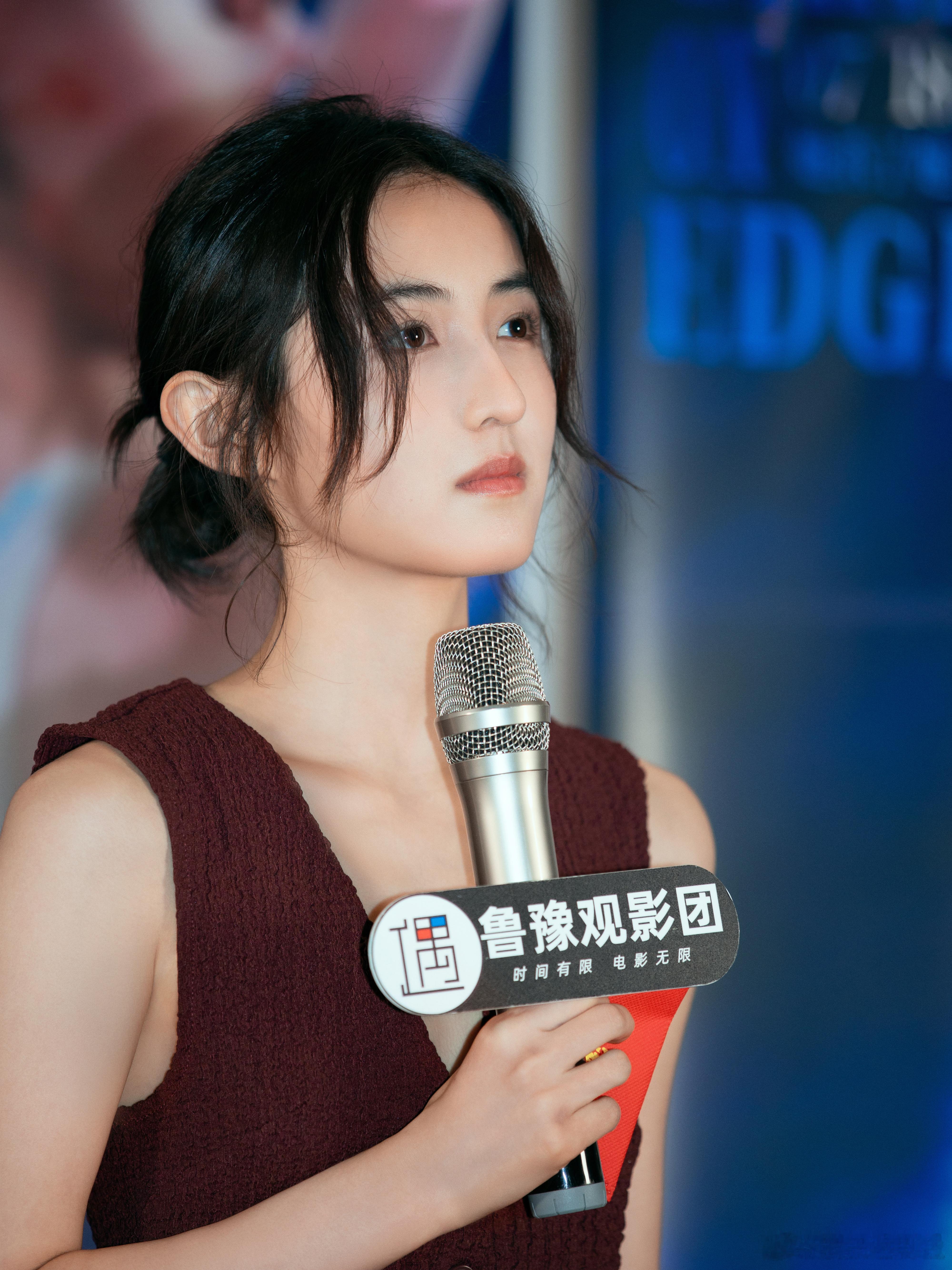 张子枫我只是想当一个演员 华表奖领奖台上闪耀的张子枫，私下还是会为一场戏反复打磨