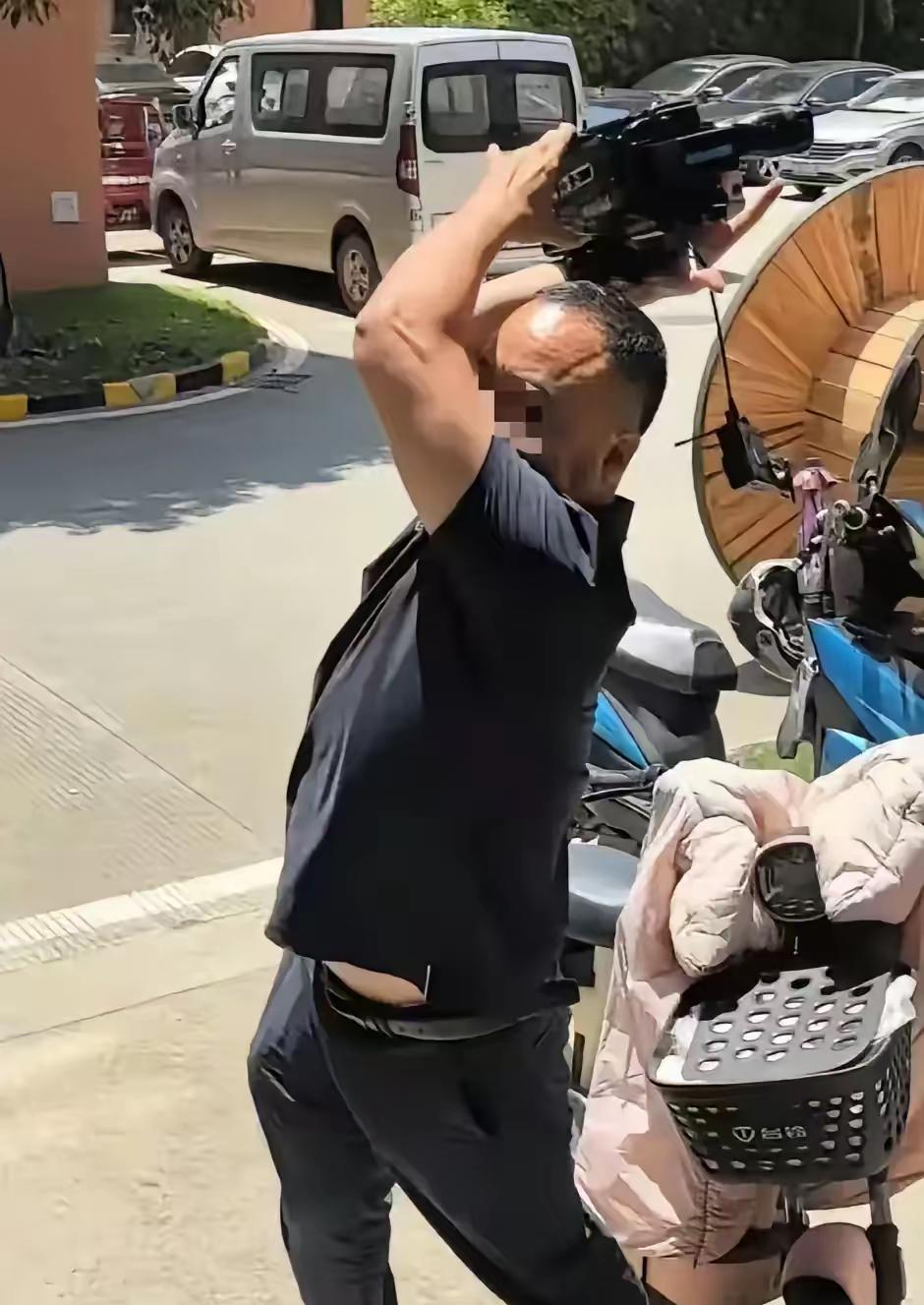湖南丰旭线缆这事真是闹得一地鸡毛。开农家乐的陈先生买了他们电缆，安装时发现线细有