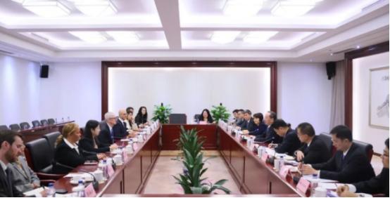 中国和苹果谈好了
10月15日，工信部部长李乐成在北京会见来华的美国苹果公司CE