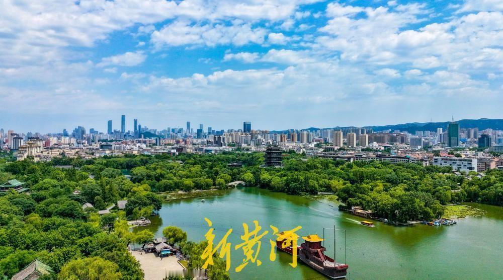 6月10日，连日来，济南持续湛蓝通透的晴朗天气，朵朵白云在蓝天中尽情展现着各种迷