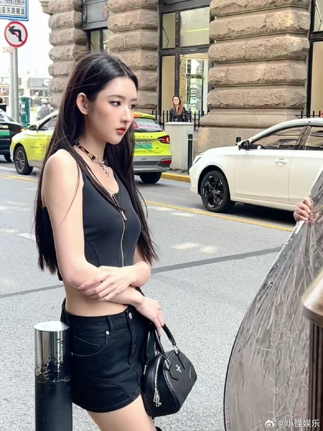 王玉雯黑长直冷都女 王玉雯超模身材上海外滩偶遇王玉雯，黑长直发型搭配冷艳气场，冷