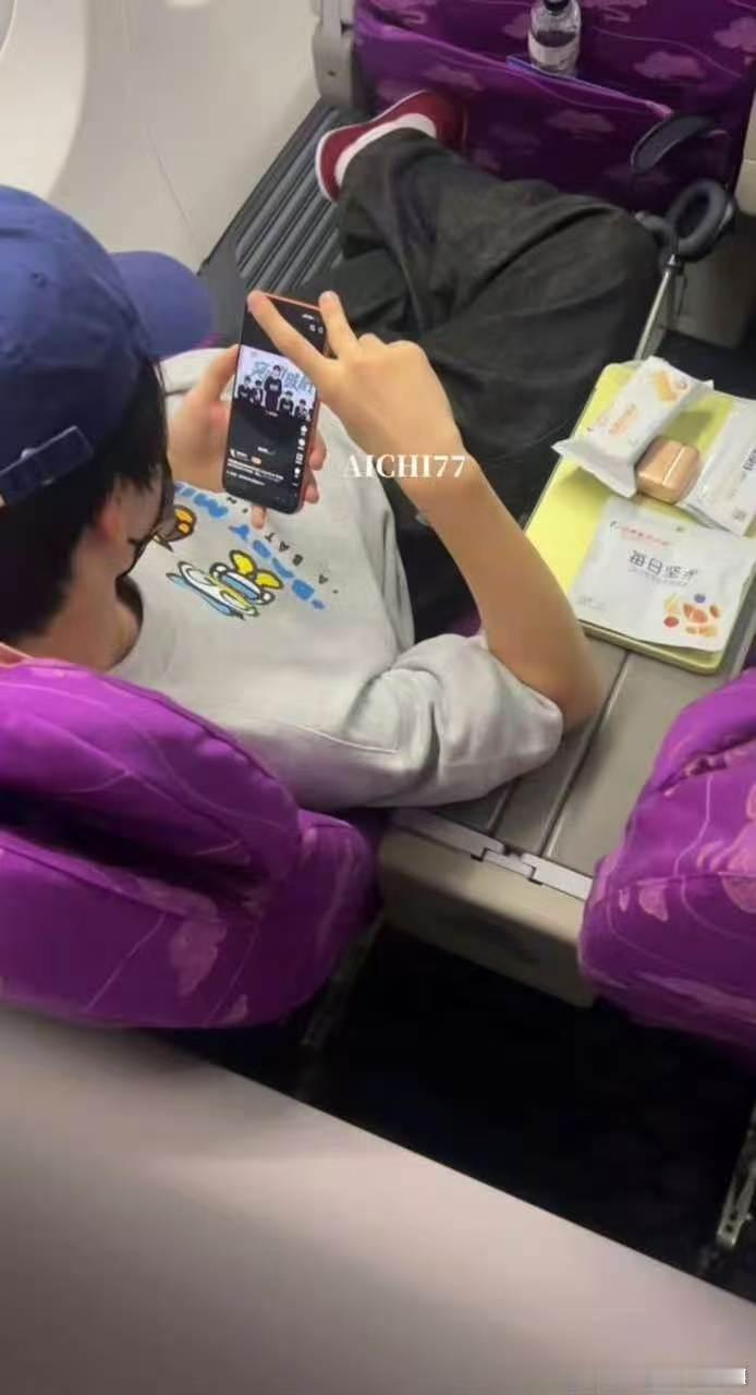偶遇林子烨在看TF四代突围2破局偶遇林子烨在飞机上看突围2 梦幻联动了 