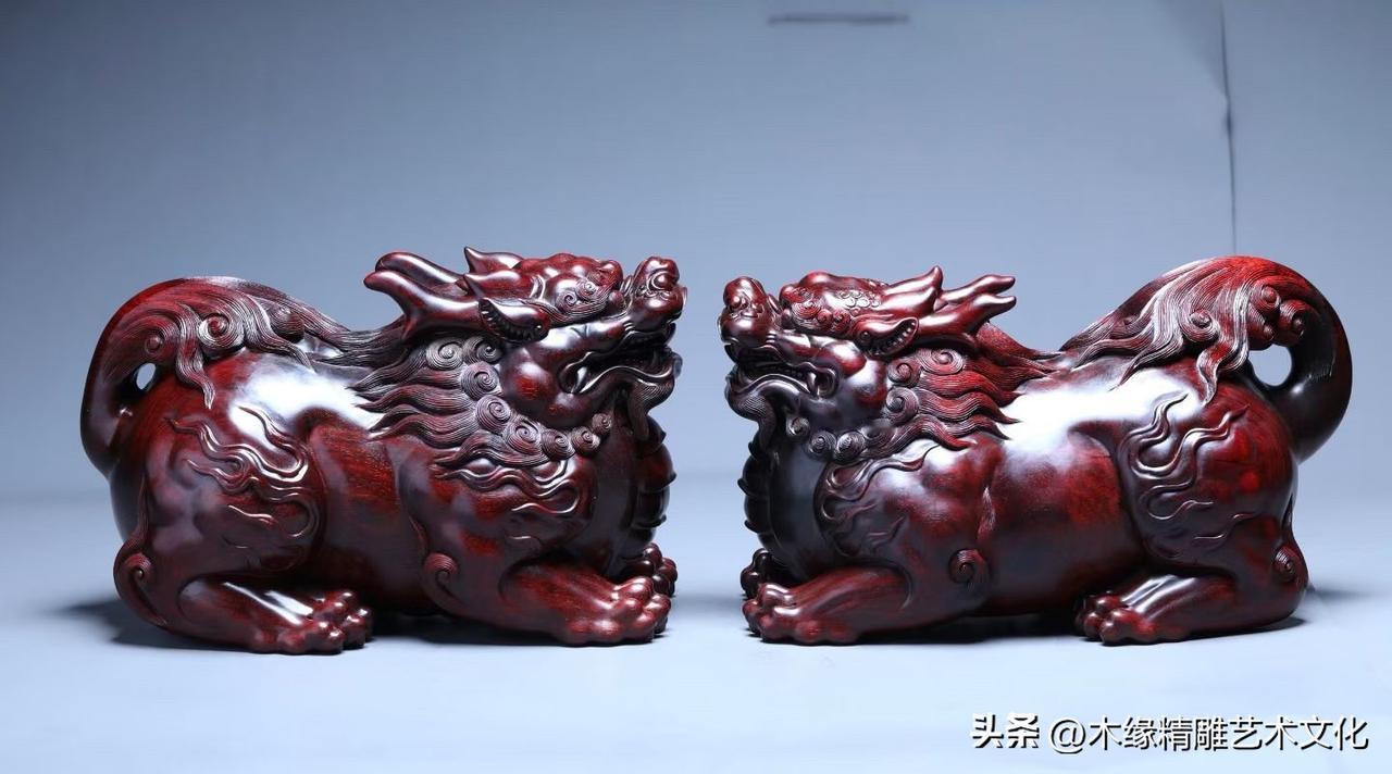 一对貔貅，相向而坐，沉稳中自带一股力量感。

老料小叶紫檀色泽深邃温润，细腻的木