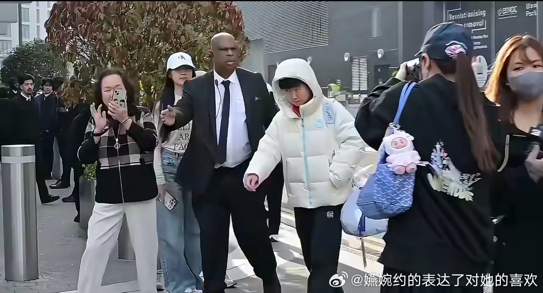 谁看到超级巨星孙颖莎能忍住不围上去拍一下孙颖莎