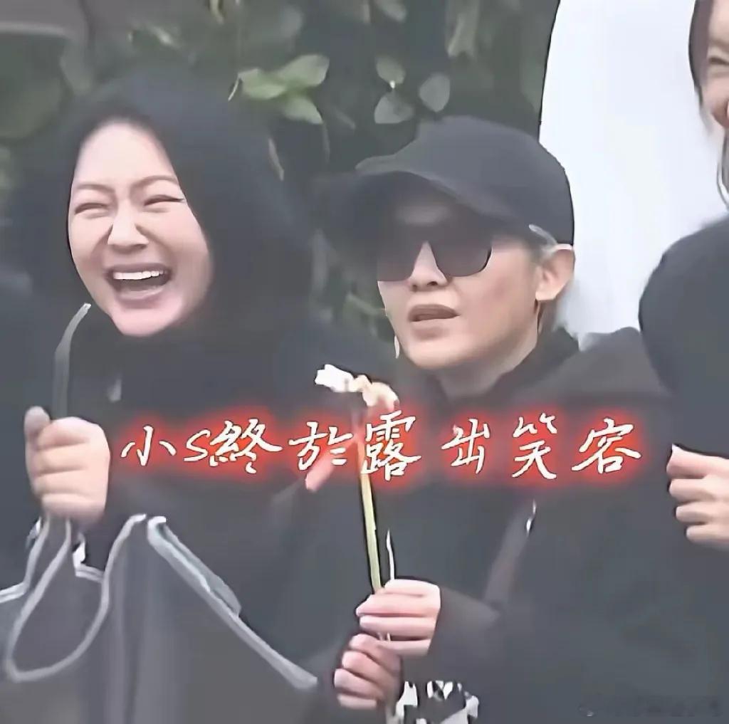 小S在大S雕像前开怀大笑，她应该是真的放下了。一年了，放下也好。逝者已逝、生者还