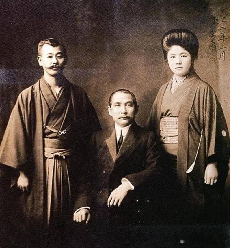 孙中山在日本结识了犬养毅，二人志趣相投，时常把酒言欢

犬养毅：“孙君，我敬佩您