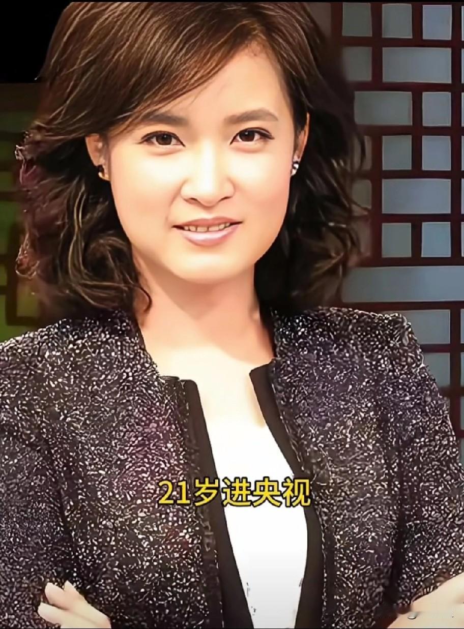她出身艺术世家，21岁进央视，30年直播零失误，是董卿，撒贝宁的前辈。

当她娓