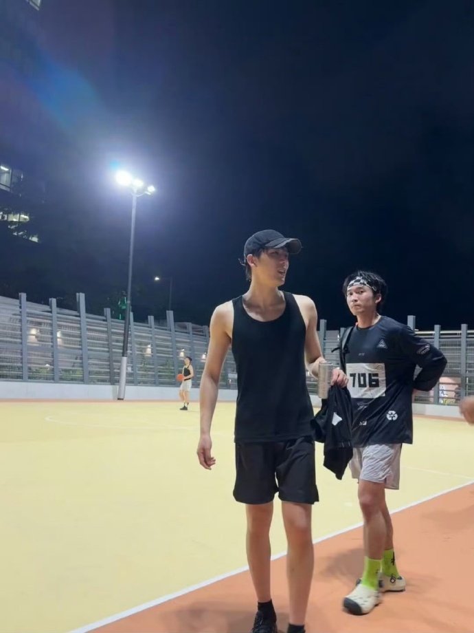 网友和王安宇打篮球运动过后素颜湿发出镜，清爽干净，妥妥元气满满的少年模样。 