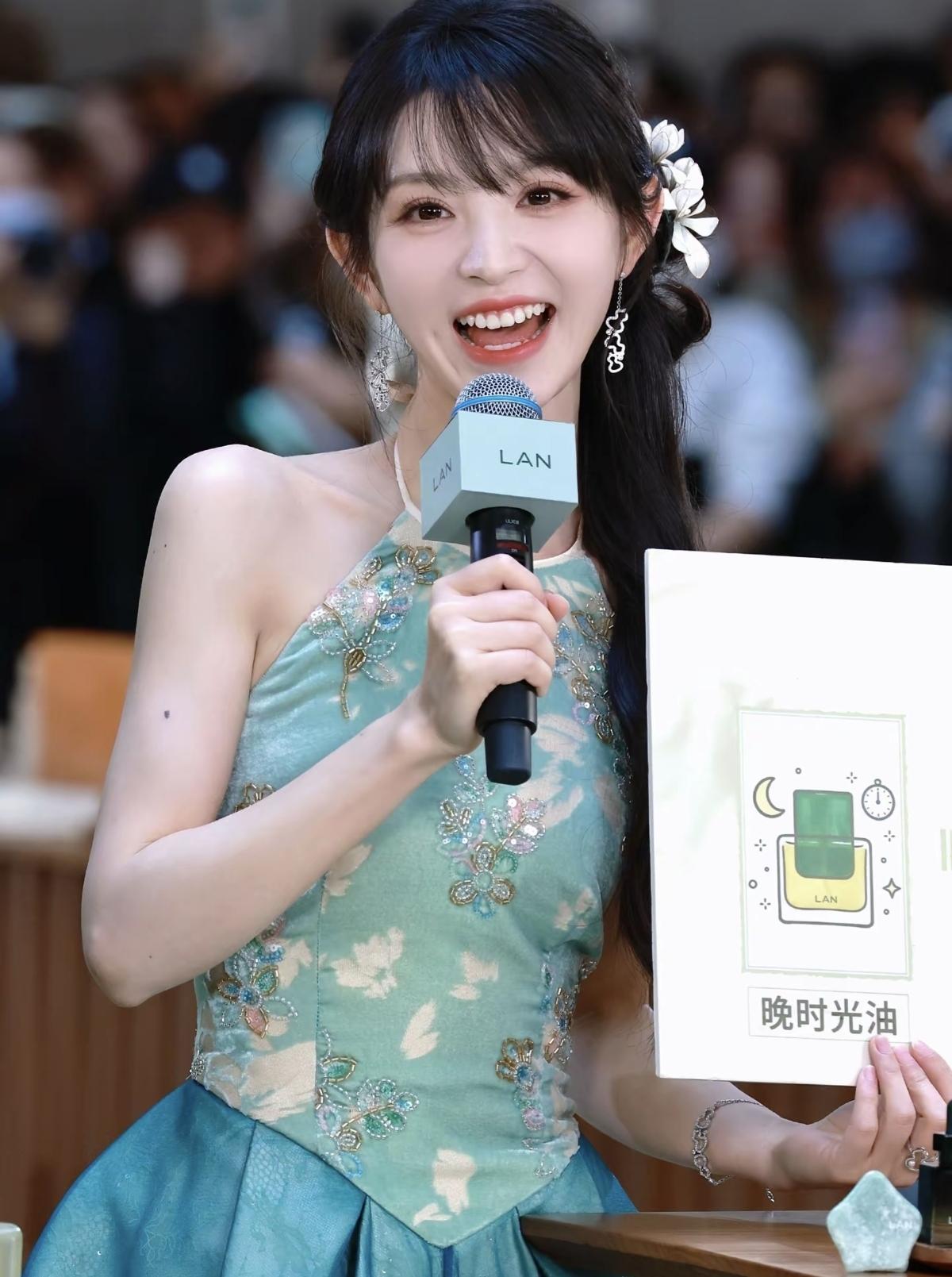 田曦薇就是人间行走的甜妹模板，每一帧都可爱到冒泡[赞]娱乐明星