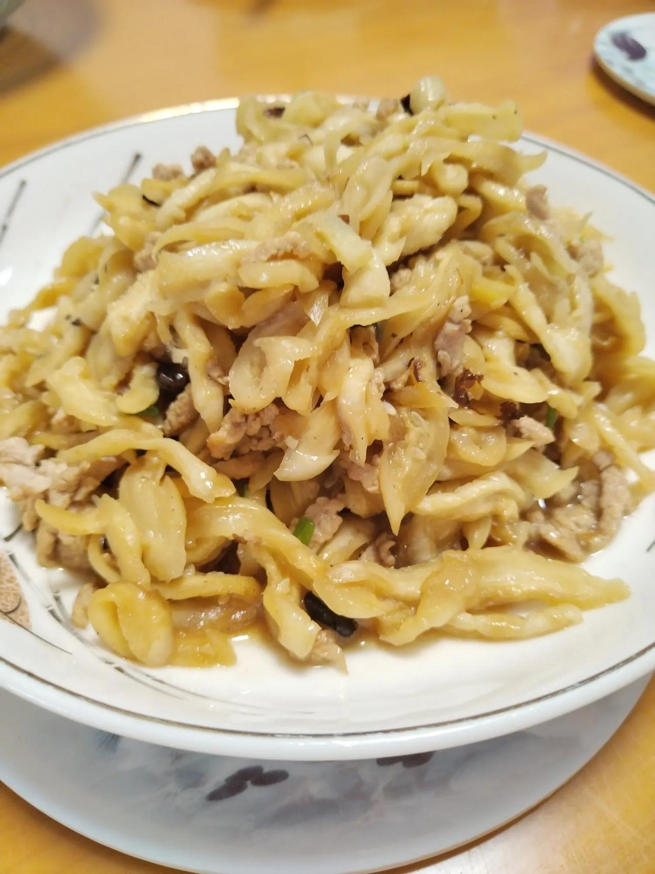 广东阳江。
阳江的朋友肯定知道这个是什么菜[呲牙]
送粥神菜[赞]