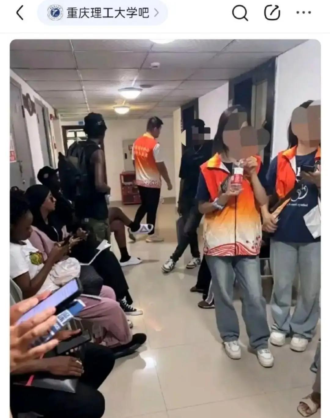 重庆理工大学安排黑人男生住进女生宿舍，学校的女生发视频称简直让人不可理喻。事发9