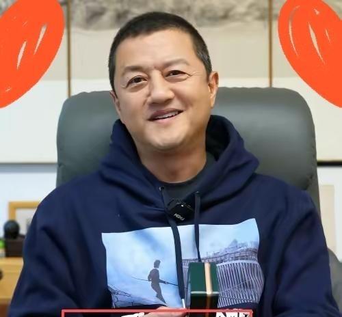 王菲这次真坐不住了，
这事儿说来挺有意思，李亚鹏离婚时候那状态简直佛系到让人惊讶