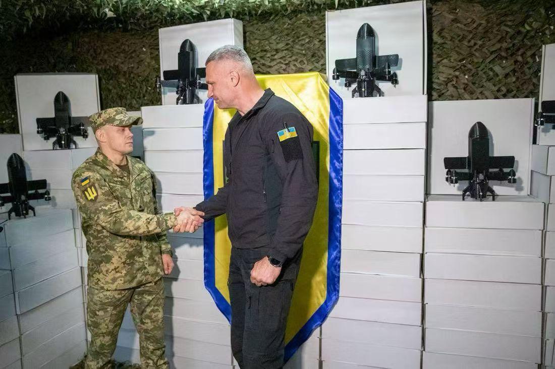 🇺🇦🔥🔱
市长克里琴科代表基辅市民，
向武装部队第225团的官兵
移交了