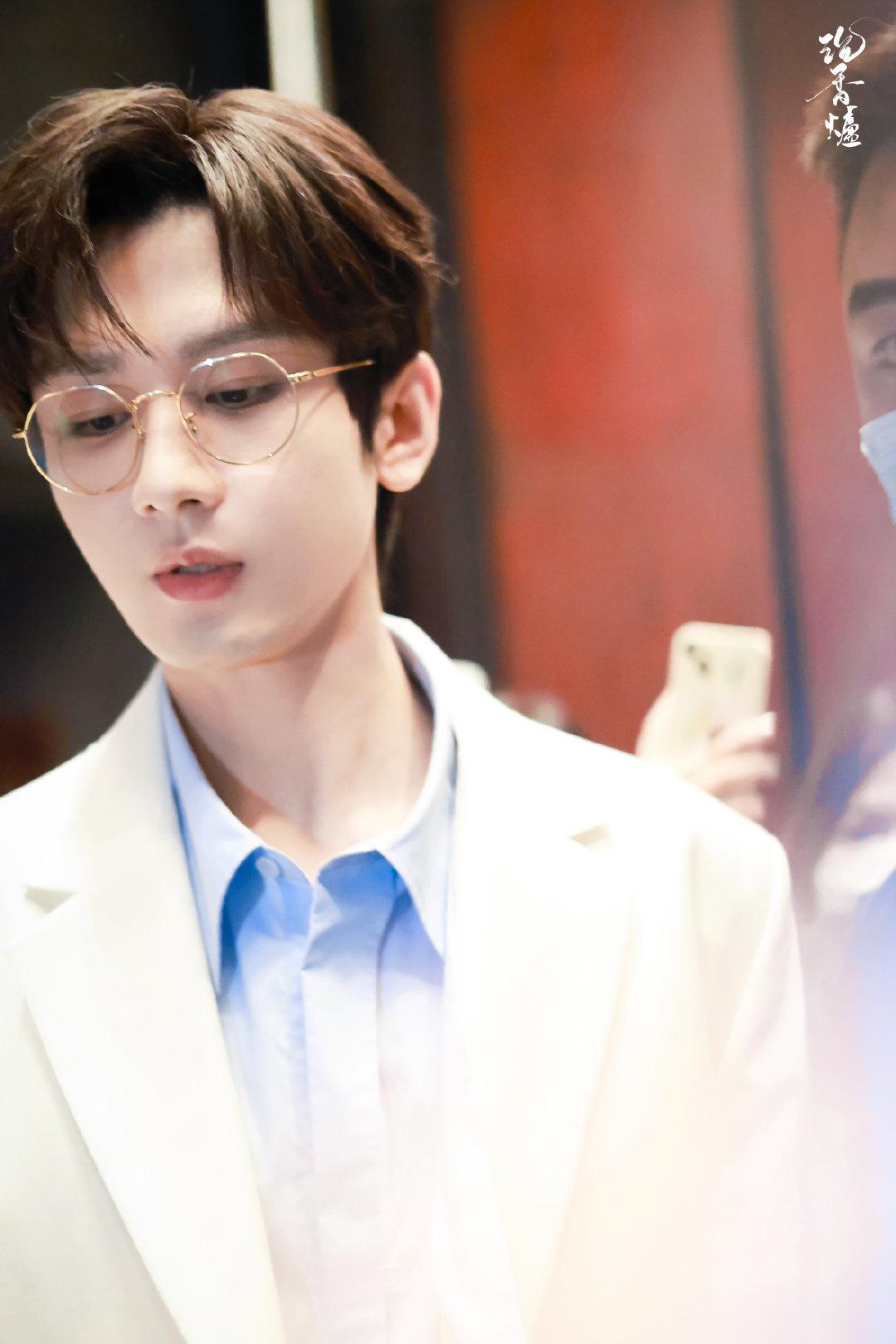 #戴眼镜的成毅好雅痞# 咱就是说成毅戴了金丝眼镜后看上去真的好雅痞，真的好像看到