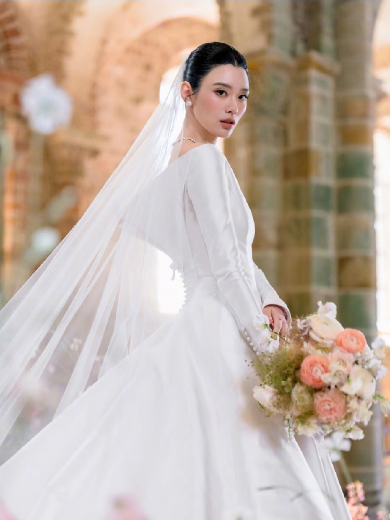 哪个女孩儿看了奚梦瑶的婚礼不向往婚姻呢？婚礼在圣米歇尔山古堡举行请柬先写女方名字