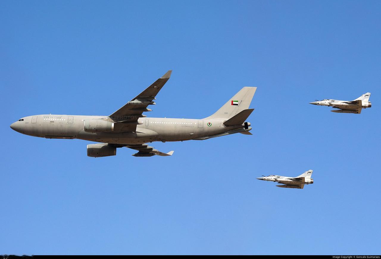 央视新闻报道称，当地时间2026年4月8日，在伊朗拉万岛一炼油厂和锡里岛发生爆炸