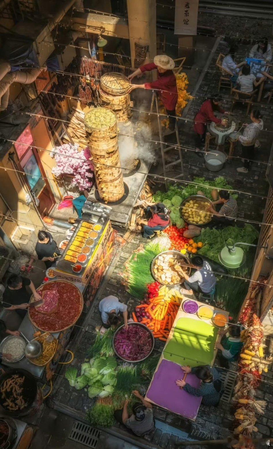 郑州一火锅店露天洗菜做饭如调色盘好想去试试郑州这家火锅店呀，看上去食材就很绿色健