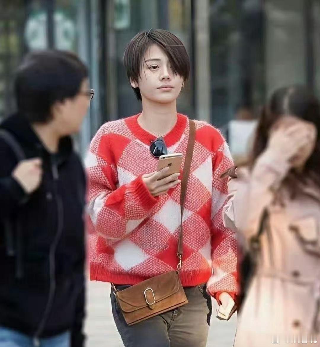 马思纯真的是太勇了，很少有年轻的女明星尝试这么短的发型 