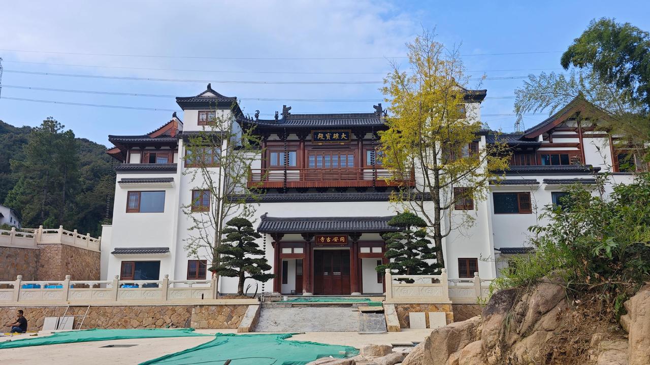 驱车沿着余杭山间盘旋，一道弯接着一道弯，开得人都有点晕，好不容易才攀上山顶。站定