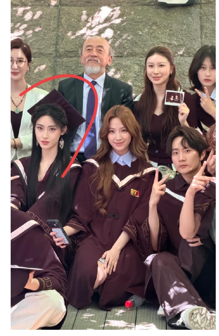 左一这个女人是谁啊？怎么这么美这么漂亮这么有气质啊！太美了吧！真的像是画里面走出