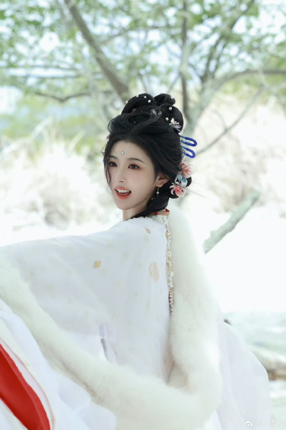 孔雪儿演员热度值单日破8700万恭喜家雪演员热度值单日破8700万~~一步一步越