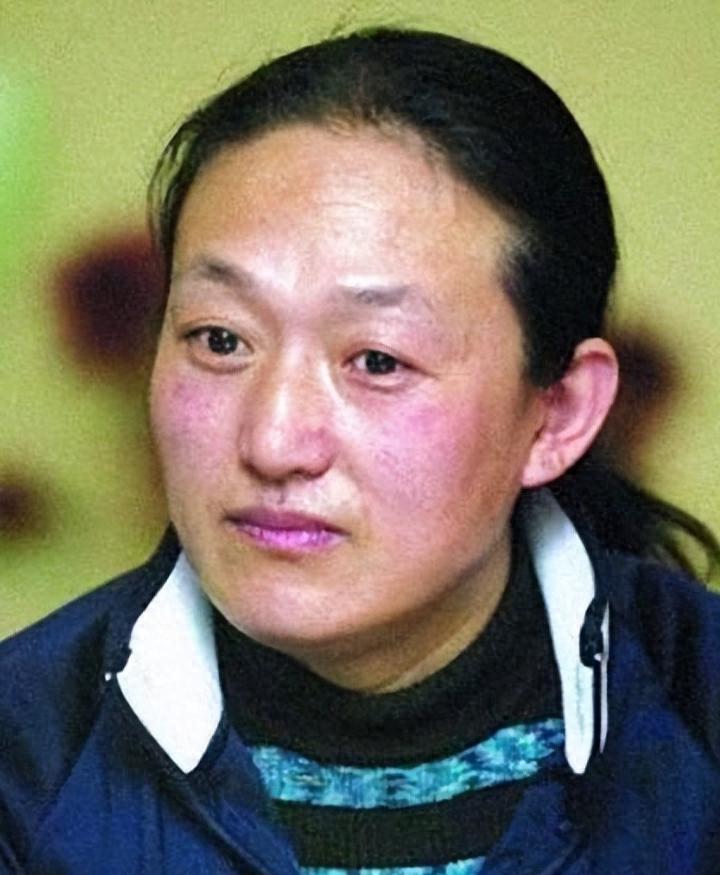 她是 9 枚金牌的冠军，被教练下药终身不育，退役后当搓澡工嫁和尚

长春浴池的蒸
