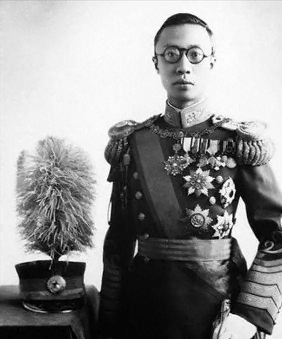 1962年毛主席宴请溥仪时闲谈，主席感慨：你曾经是我的顶头上司，这段往事你还记得