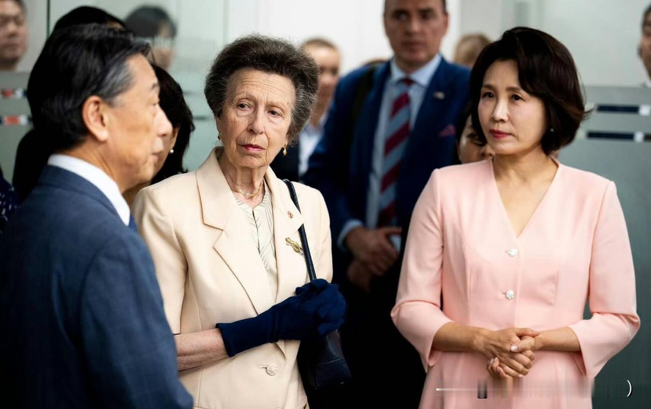 安妮公主夫妇在韩国！今天由韩国总统夫人金景惠陪同，参观少年儿童救助基地！