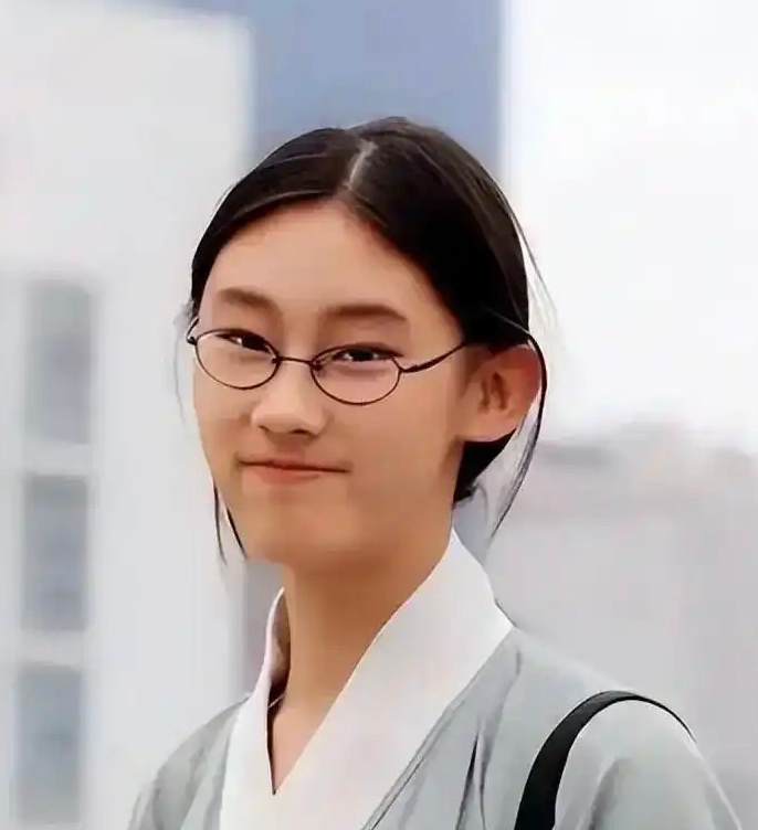 消失多年的清华才女武亦姝近况曝光，事实证明，当年董卿对她的评价真没说错
