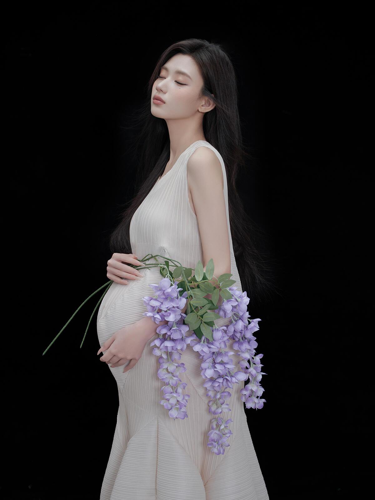 是风掠过发梢时的温柔，是裙摆裹着的期待，是花束轻蹭隆起的弧度。

镜头里的每一缕