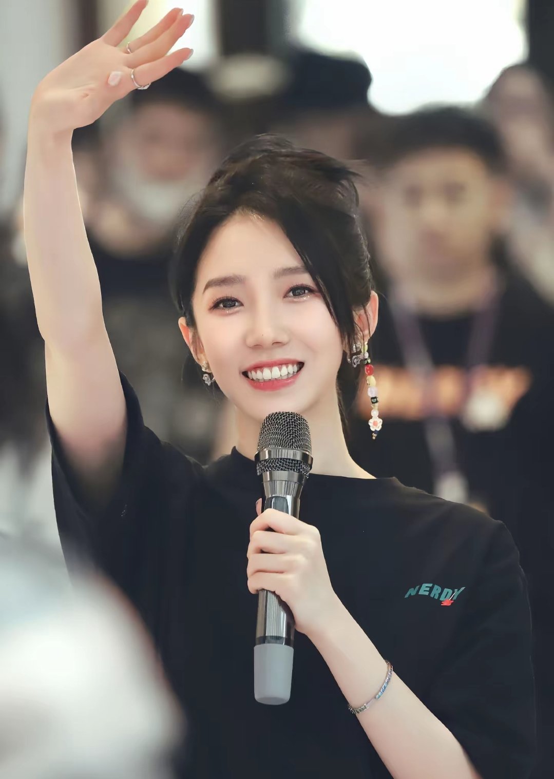 孟美岐和男友遛狗 孟美岐恋情遛狗顺带撒糖是吧😂 画面松弛又甜蜜，看得出来状态超