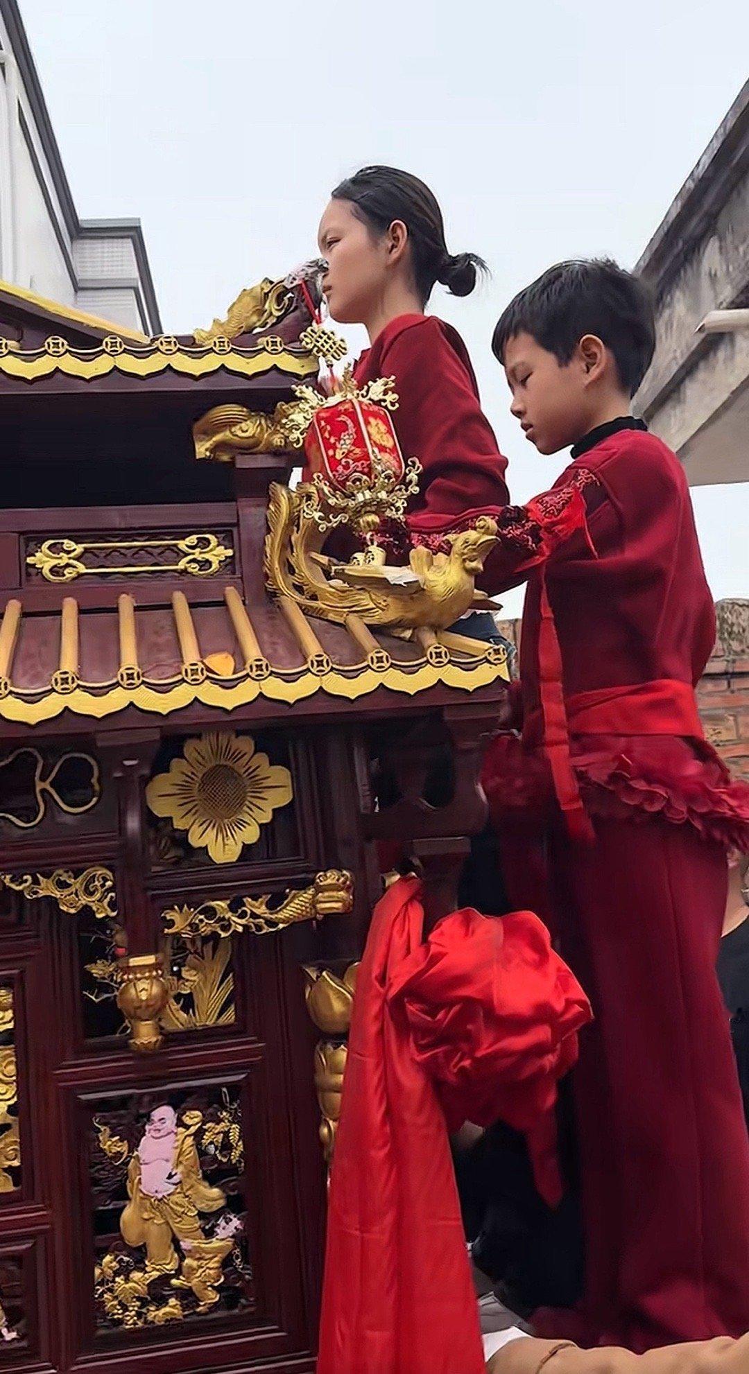 拾石村这回出名了，暗箱操作到妈祖头上妈祖女孩被换神轿抬不动请回妈祖换人