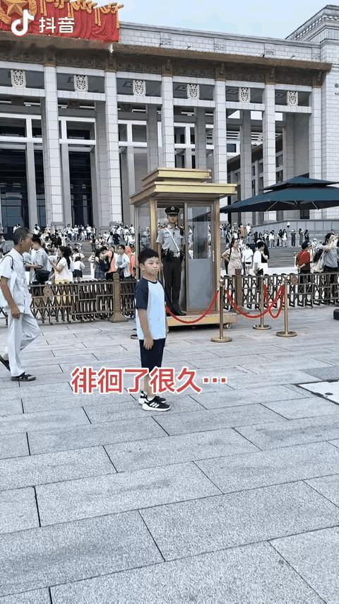 重庆男孩去北京旅游，在天安门广场上，他鼓起勇气向站岗哨兵敬礼，得到哨兵回礼后，男