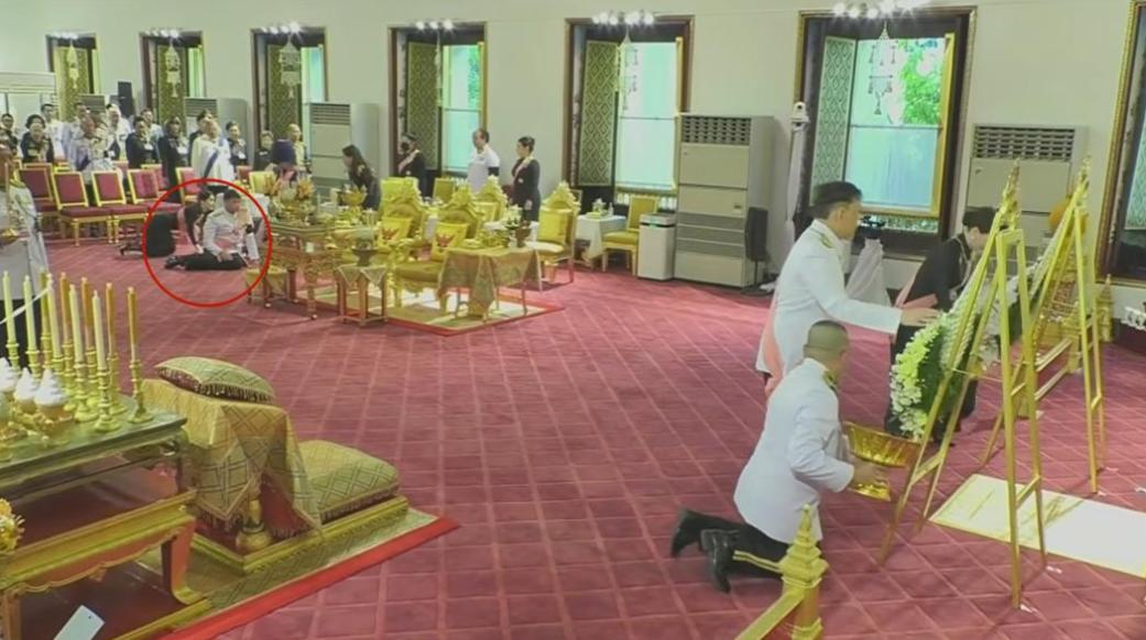 诗妮娜贵妃在帕公主二七功德仪式上很懂人情世故，给泰王妹妹行匍匐礼，还被摄影师抓拍