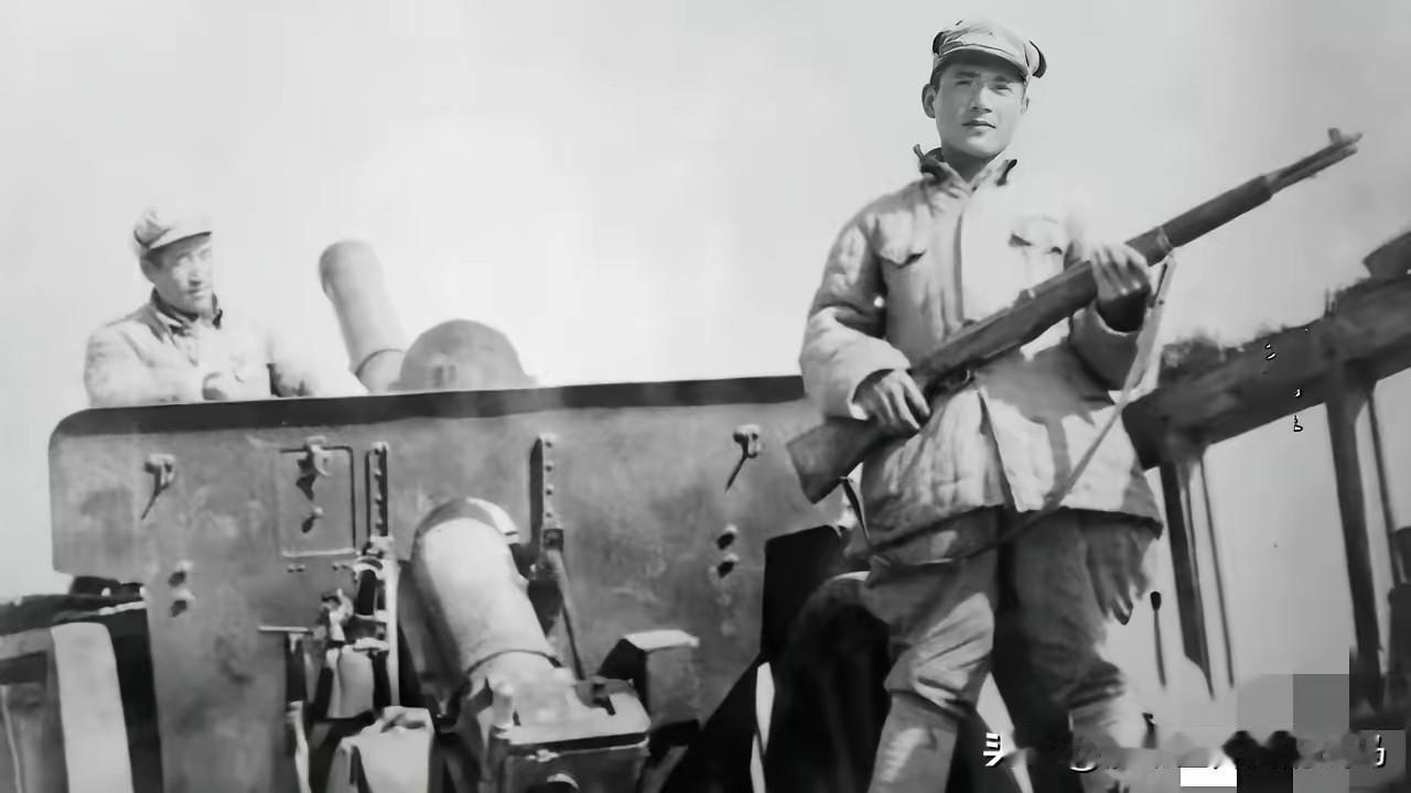 解放海南的涠洲岛战役，我军缴获的国民党军“大八粒”步枪。笔者头一次在旧的图片资料