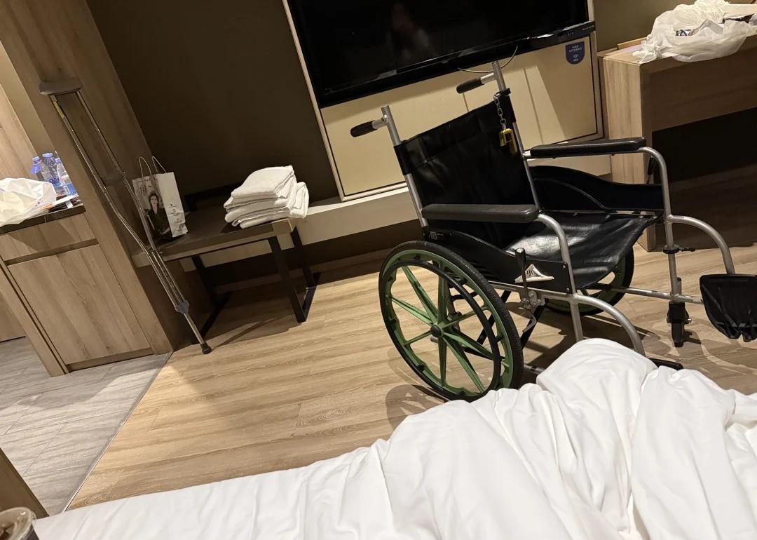 真的呼吁社会给残疾人建设无障碍设施
自从崴脚后无法蹲坑、轮椅无法过坎、无法上坡，