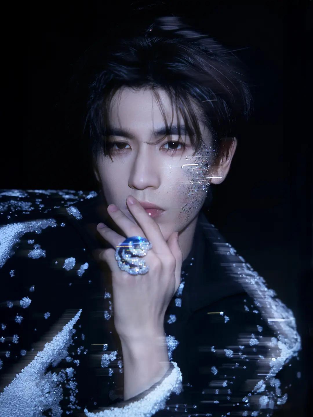 也只有张凌赫才能撑起这套高定了～ ​​​