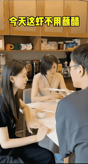 你笑了吗？
看这大醋坛子的表情。唉！也怪这父女俩，撒狗粮撒的有些过分，别说母老虎