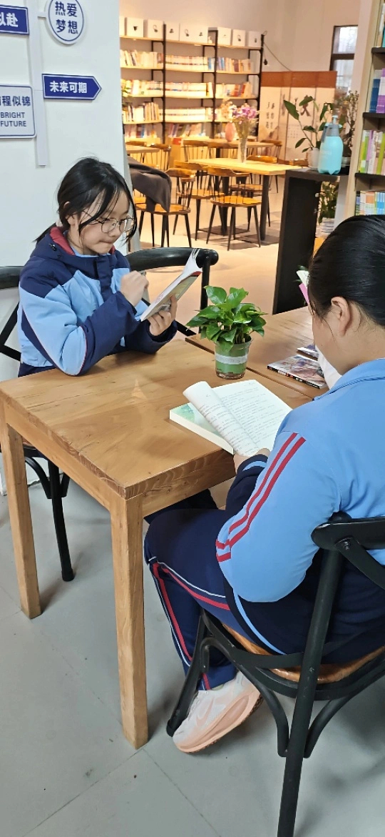 读书 读书能让你在喧嚣中守住内心，在低谷时积蓄力量，在平凡日子里拥有诗意与远方。