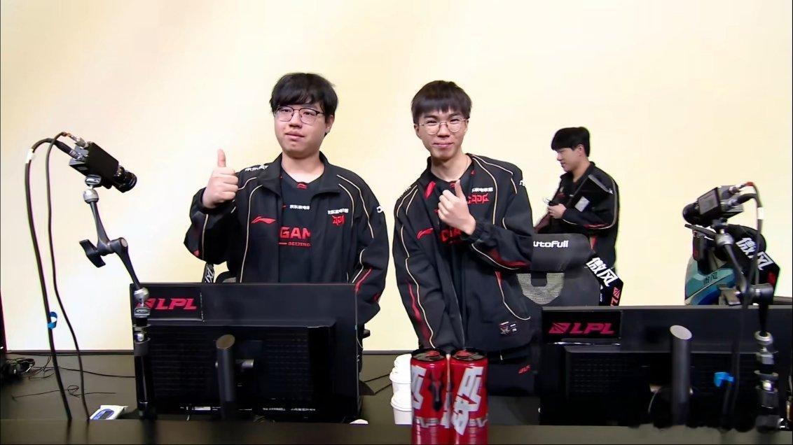 JDG摇摇晃晃晋级下一轮，哥几个赛后结算时刻，陈队笑得很开心。JDG战胜TESj