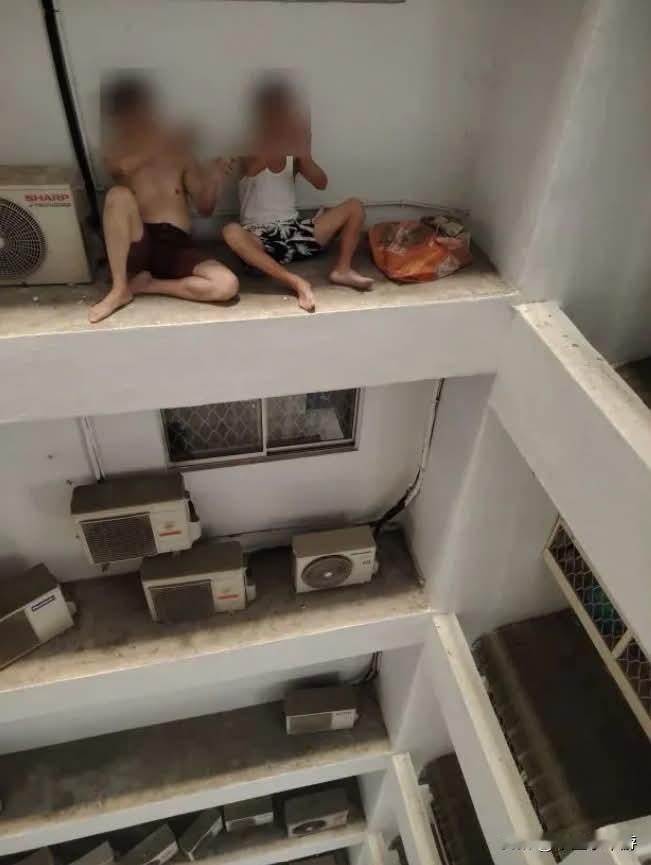 马来西亚槟城一名78岁老翁因打不开住家房门，竟从14楼单位的窗口爬出，试图沿着建